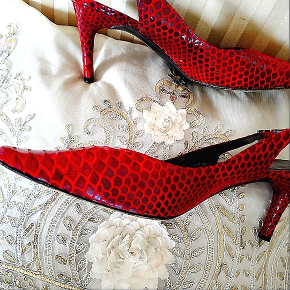 STUART WEITZMAN 8.5 M DARK RED CROCODILE EMBOSSED ALL LEATHER SLINGBACK HEELS - Picture 6 of 11